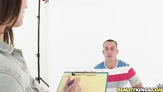 La fotografa y su jefa están horny CFNM