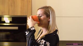 Mi ardiente madrastra se masturba viendo la tv