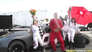 Termine la carrera y en las edecanes CFNM