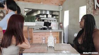 La mesera traviesa anda caliente