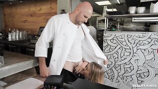 La mesera traviesa anda caliente