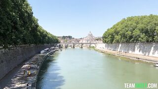 Una sexy turista italiana me folla con su minifalda