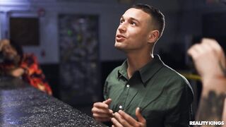 La sexy mesera cachonda de short cortos naranja se folla a la pelimorada tatuada 1