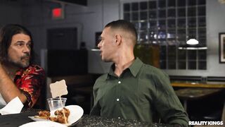 La sexy mesera cachonda de short cortos naranja se folla a la pelimorada tatuada 1