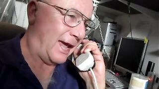 La nieta de buen culo seduce al amigo de su abuelo