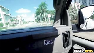 Sexy nalgona en la calle es pillada