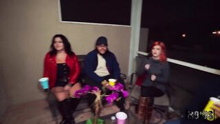 Me follo a una sexy invitada pelirroja de mi fiesta en publico