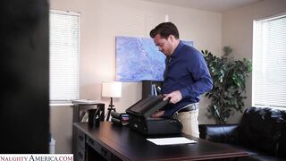 Mi jefa rubia es muy sexi al pedirme follar