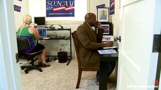 candidate sexy tramposa con la ardiente periodista