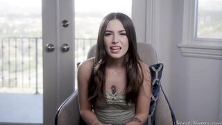 Me cojo a la deliciosa amiga de mi hija en minifalda rosa