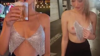 Vamos de fiesta con mi chica y terminamos follando por que ella usa minifalda