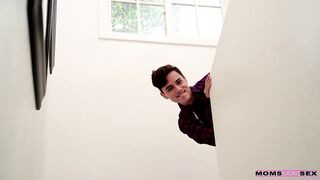 Mi sexy suegra es tremenda en la cama con mi novia y yo juntos