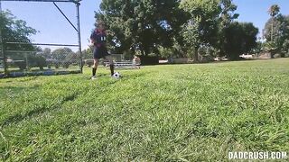 mi hijastra me pilla masturbandome y le gusta