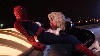 La sexy gata ladrona se folla al trepamuros