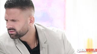 La sexy secretaria rubia en minifalda