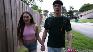 Trio con la sexy teen en minifalda