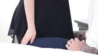 La sexy teen en vestido quiere follar