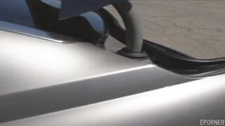 El instructor moreno se coge a la sexy rubia culona en minifalda rosa