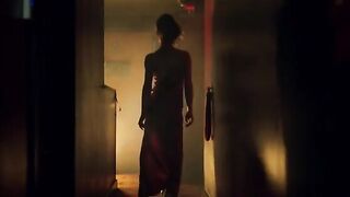 Sexy modelo ingresa a una barra para conseguir polla