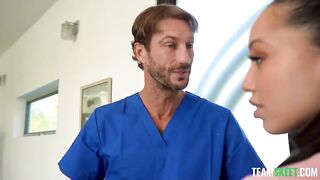 La niñera en minifalda sexy