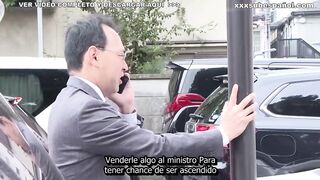 Esposa Es Follada por el Jefe al Frente de su Marido que no puede verla Por el Espejo Magico