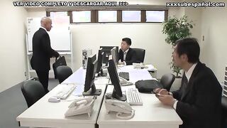 Esposa Secretaria Follada al Frente de su Marido Cornudo NTR - Jav Sub Español