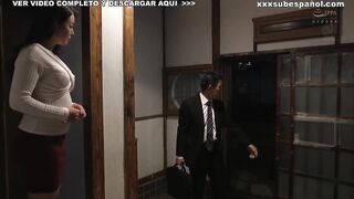 Marido Cornudo Permite que su Jefe Utilice a su Esposa Como una Puta al Frente de el NTR