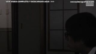 Marido no Puede ver como Follan a su Esposa al Lado por el Espejo Magico NTR 2
