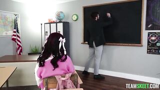 Colegiala folla con su profesor en el aula