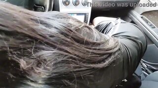 La sexy latina me pone cachondo y follamos en el coche