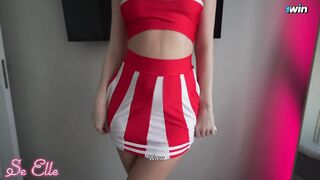 Follo a la sexy esposa porrista de mi amigo y me corro dentro de su ajustada pussy (creampie)