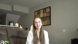 Mamá y su hijastro comparten un sofá y la forza