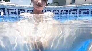 La flaca Kate Quinn me hizo un footjob en la piscina y se comió mi semen