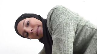 Chica musulmana Connie Dennise folla con un amigo Español