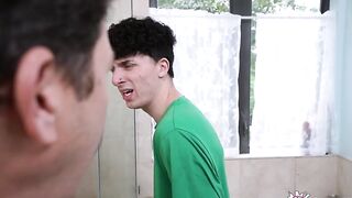 Joven gordita se lavo bien su poto para recibir polla