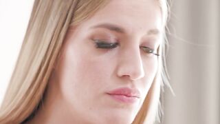 Bella chica rubia se pone el culo a su novio para recibir su primer sexo anal