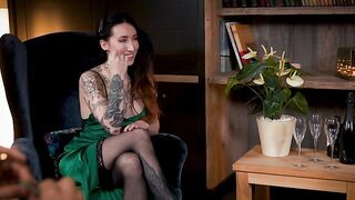 Dos hermosas chicas se lamen los coños y se divierten con una polla dura