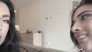 Universitarias calientes Zuzu Sweet y Emily Pink violan a su vecino