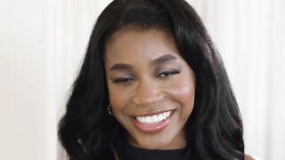 Chica morena Nicole Kitt abre su coño negro para mi polla