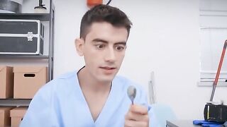 Angel Wicky, enfermera puta y su colega cojen durante entrenamiento médico