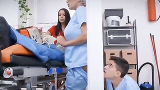 Angel Wicky, enfermera puta y su colega cojen durante entrenamiento médico