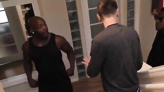 Ryan Conner, el cornudo comparte su culona esposa con dos negros bien pijudos