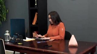 Lilly Hall, secretaria culona siendo cojida por compañero calentón