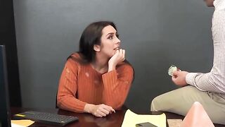 Lilly Hall, secretaria culona siendo cojida por compañero calentón