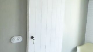 Canela Skin, una linda fantasía es hacer anal en el baño con esta negra
