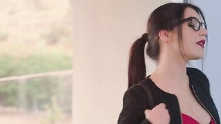 Valentina Nappi, la secretaria está re ocupada con el paquetón que tiene que archivar