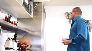 Miss Raquel, la cuñada aprovecha para cojer con el marido de su hermana que fue de compras