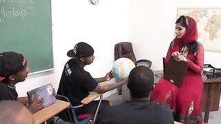 Nadia Ali, alumnos aman a la profe por promover la diversidad