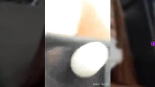 Esta mujer es tan puta que se masturba y chorrea en el bus