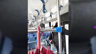 Esta mujer es tan puta que se masturba y chorrea en el bus